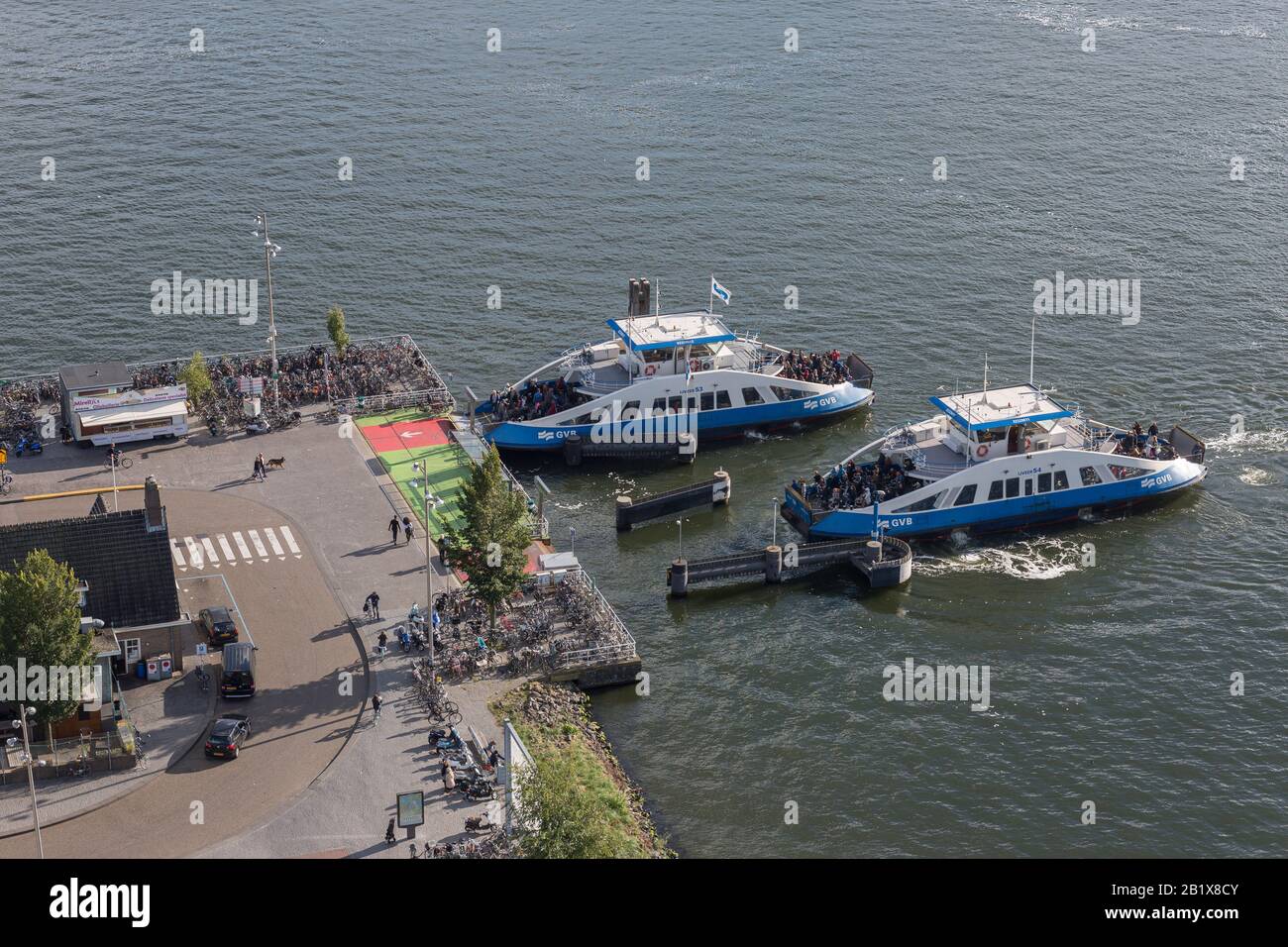 Ferryboats au premier plan à Amsterdam à et de Noord au centre-ville au-dessus de la rivière IJ Banque D'Images