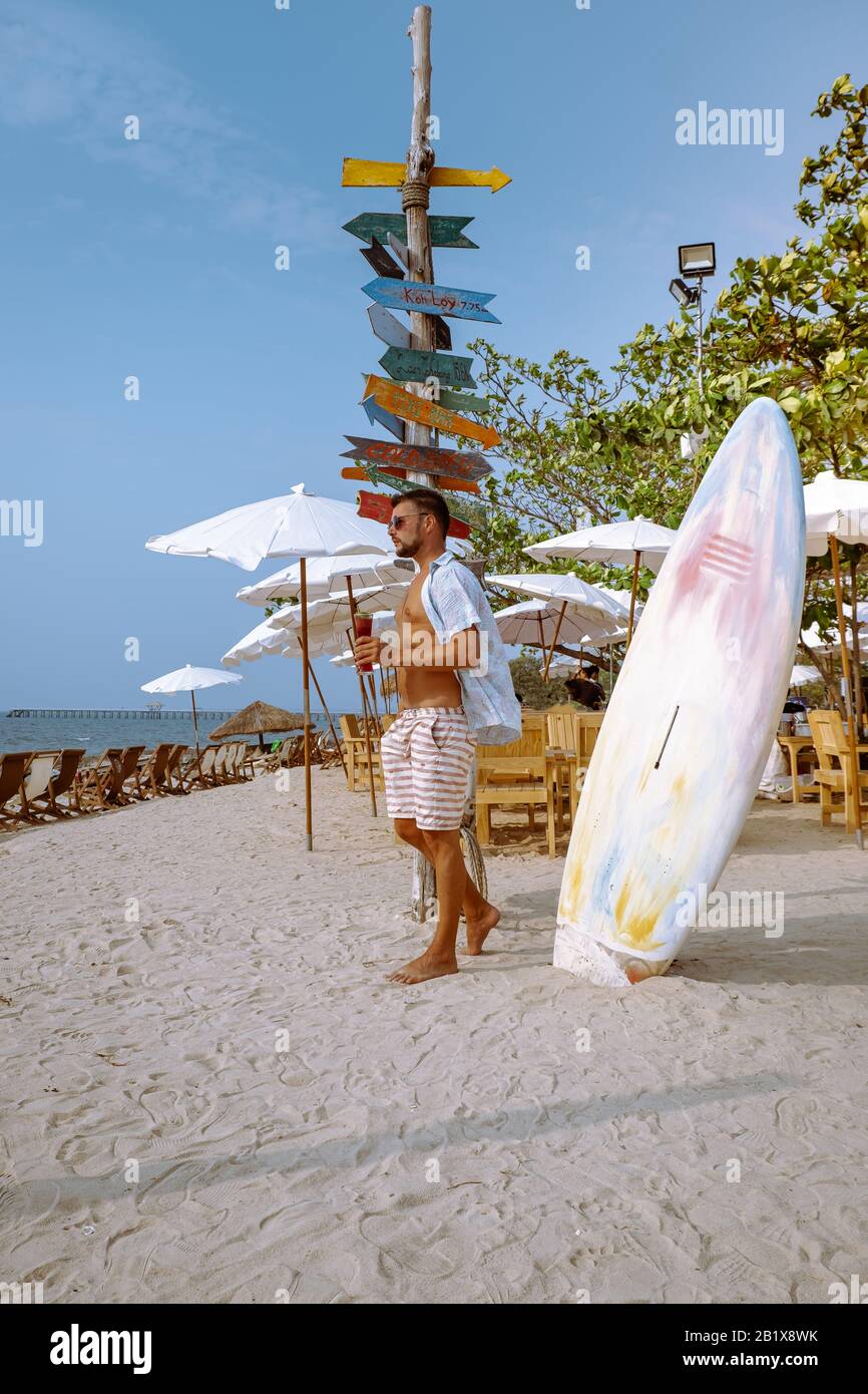 Bangsaen Chonburi Thaïlande J, beau club de plage, Bangsaen, les gens se détendre sur la plage pendant une chaude journée d'été, les hommes sur la plage Banque D'Images