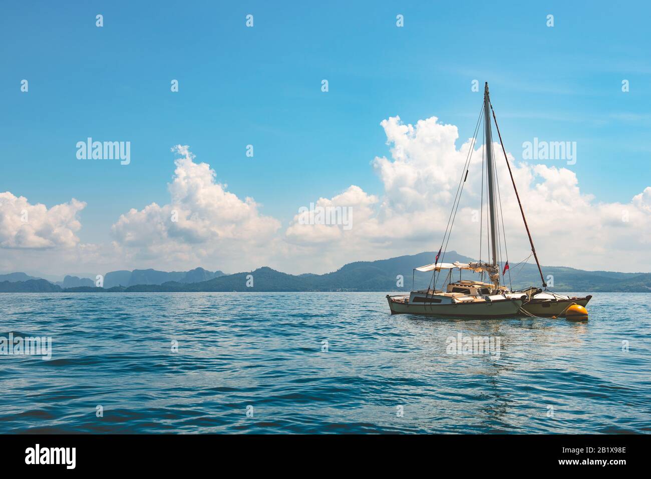 Voilier dans la mer en plein soleil, aventure estivale de luxe, vacances actives à Krabi, Thaïlande. Banque D'Images