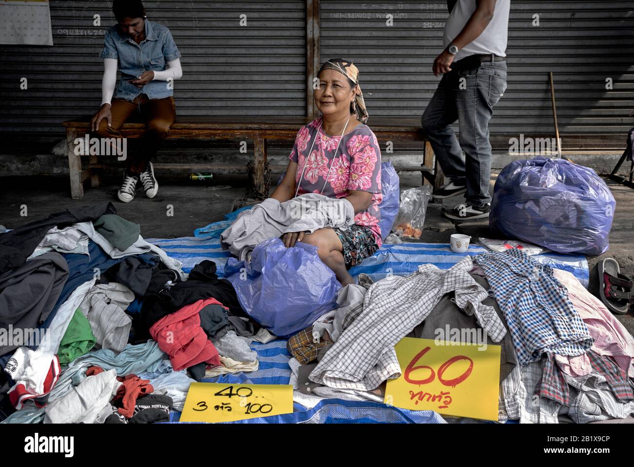 Femme vendant des vêtements recyclés, des vêtements de seconde main, Thaïlande Street, Asie du Sud-est Banque D'Images