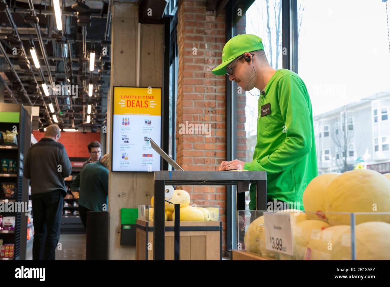 Un employé travaille sur un ordinateur portable chez Amazon Go Grocery le  27 février 2020. Le premier supermarché sans cashierless de la société de  technologie a ouvert ses portes dans le quartier