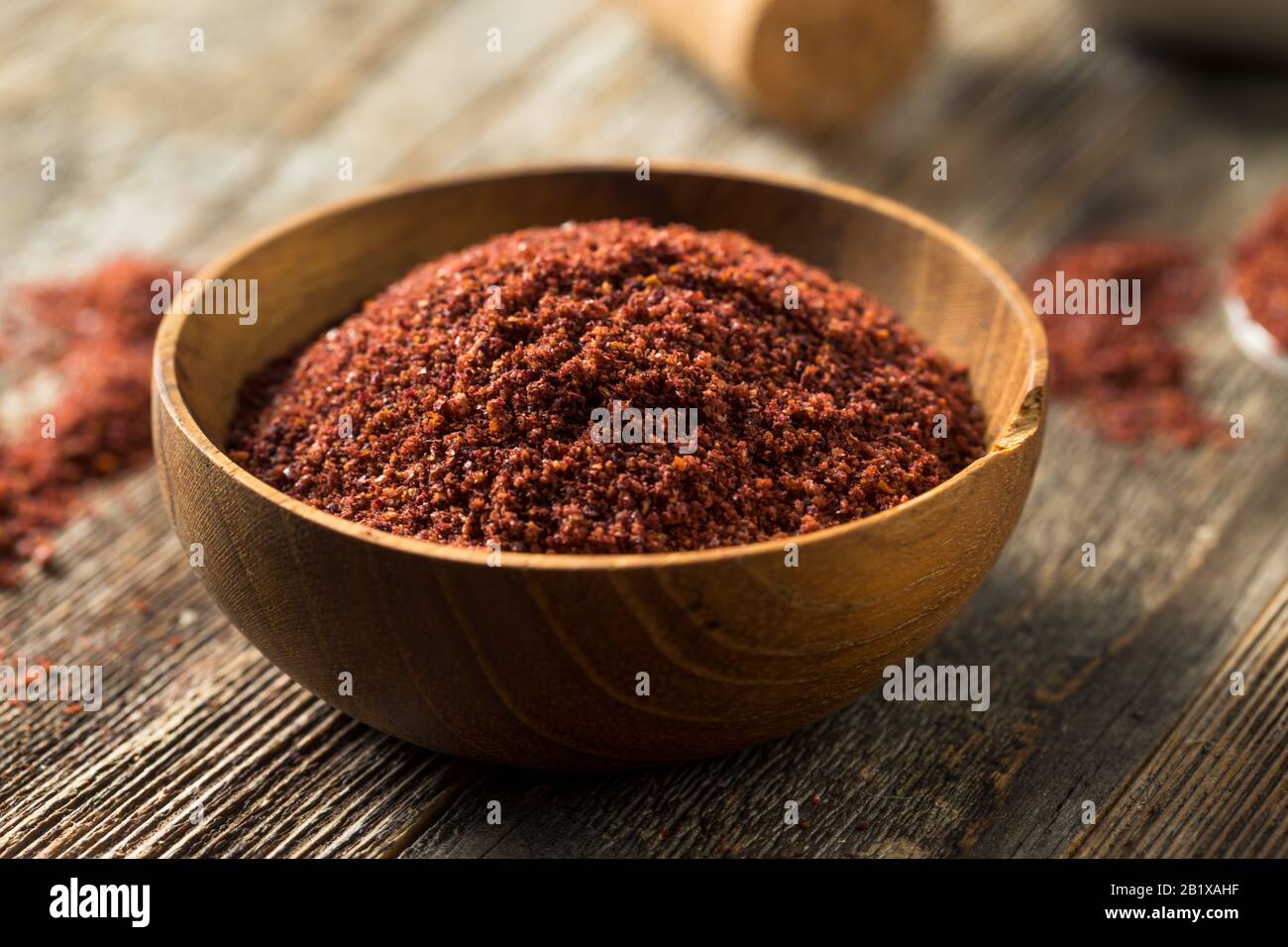 Sumac Séché Rouge Brut Dans Un Bol Banque D'Images