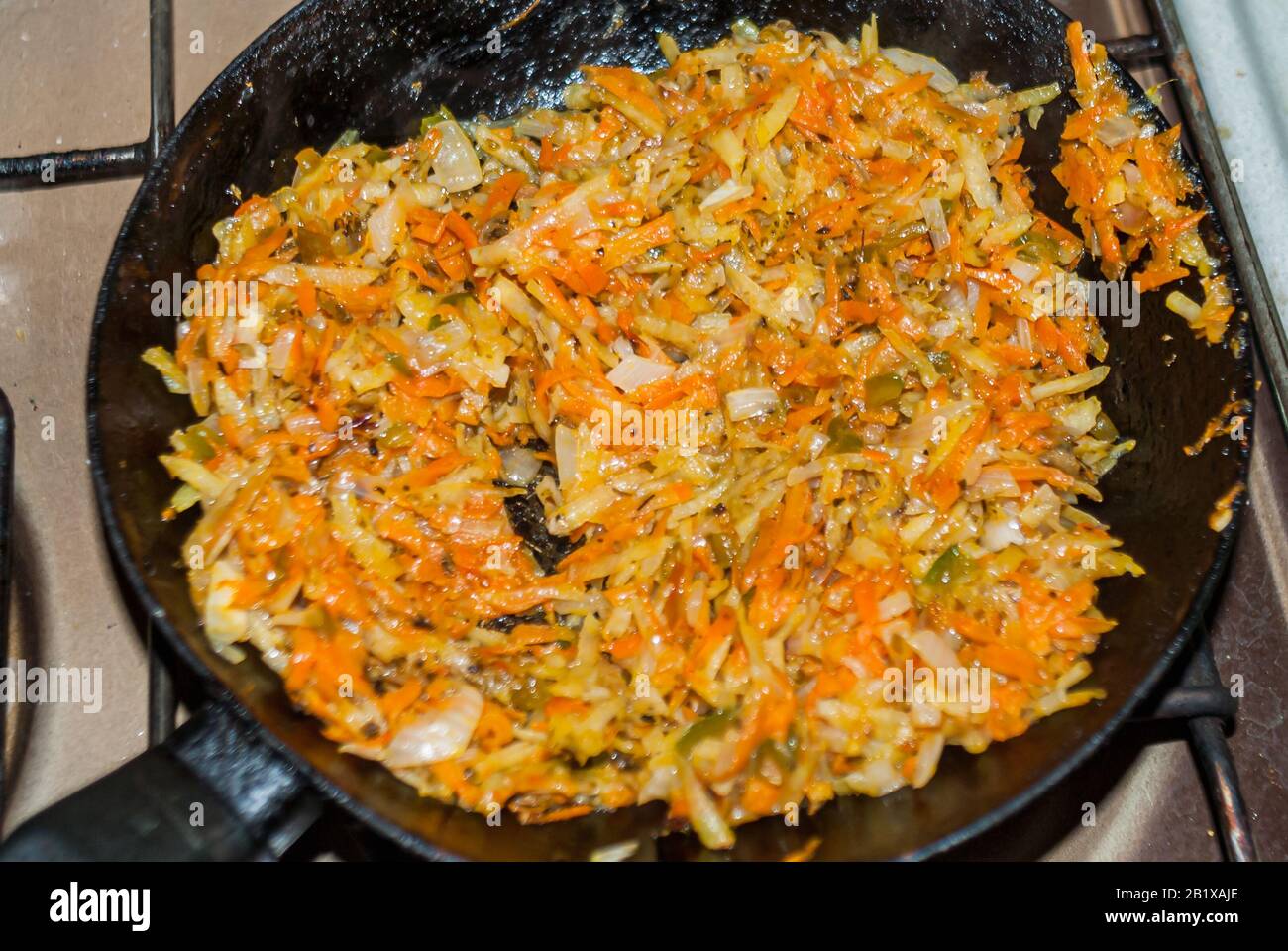 Alimentation saine, régime, concept végétalien source de protéines. Cru de légumineuses (carottes, lentilles rouges, poivre, pomme de terre). Vue de dessus. Banque D'Images