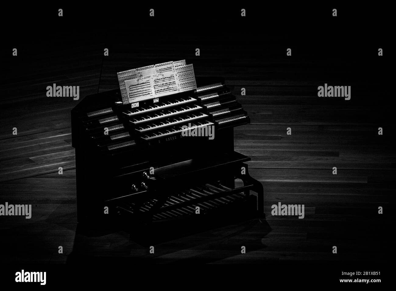 un orgue électrique moderne est placé sur la scène éclairée par des lumières, en attendant les artistes qui pourront montrer ce que ces organes peuvent apporter à l'art de m. Banque D'Images
