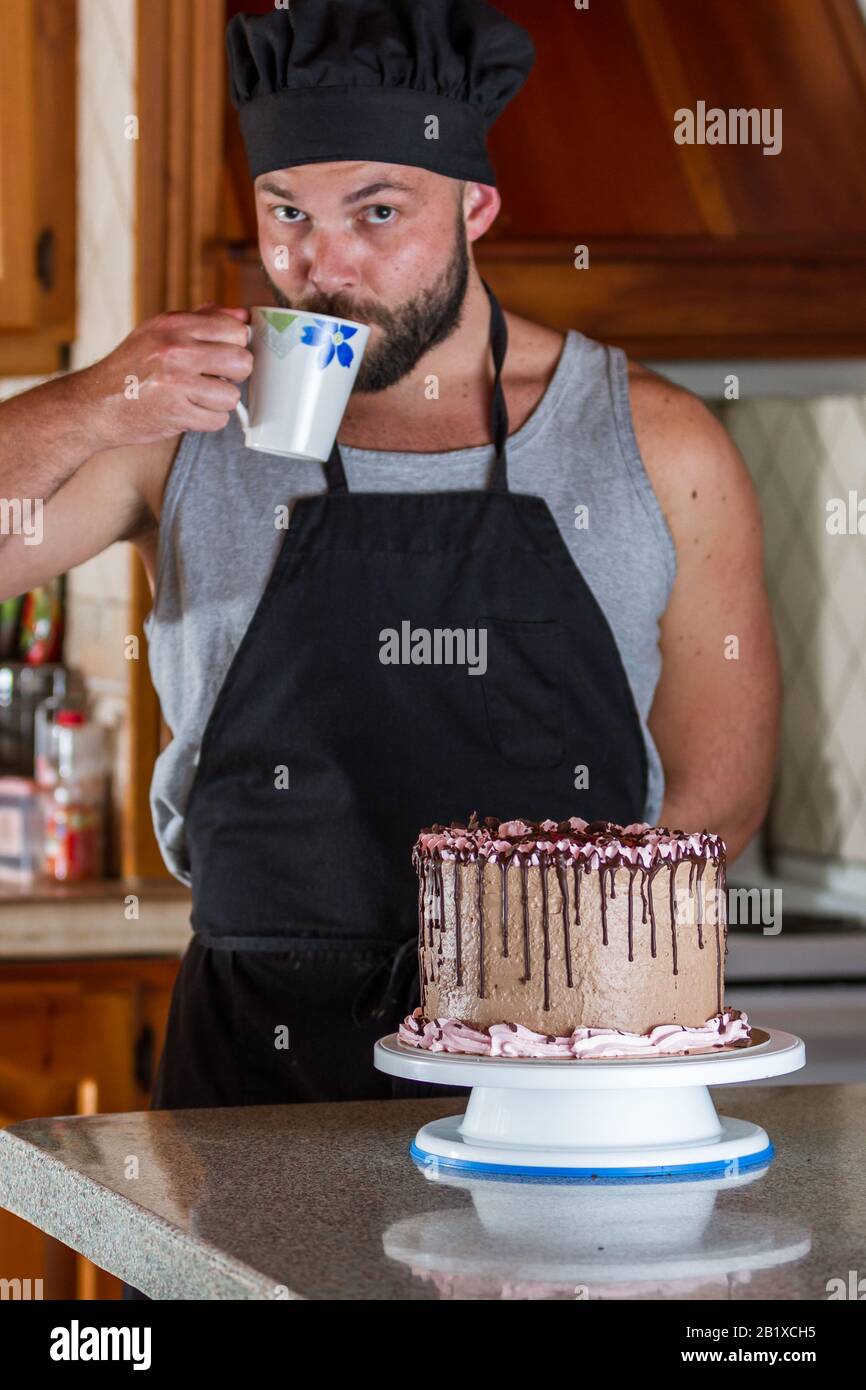 Jeune Chef Patissier Dans Sa Cuisine Maison Presentant Un Gateau D Anniversaire Juste Fait Et Decore Avec De La Mousse Au Chocolat Et Une Souris Aux Fraises Photo Stock Alamy