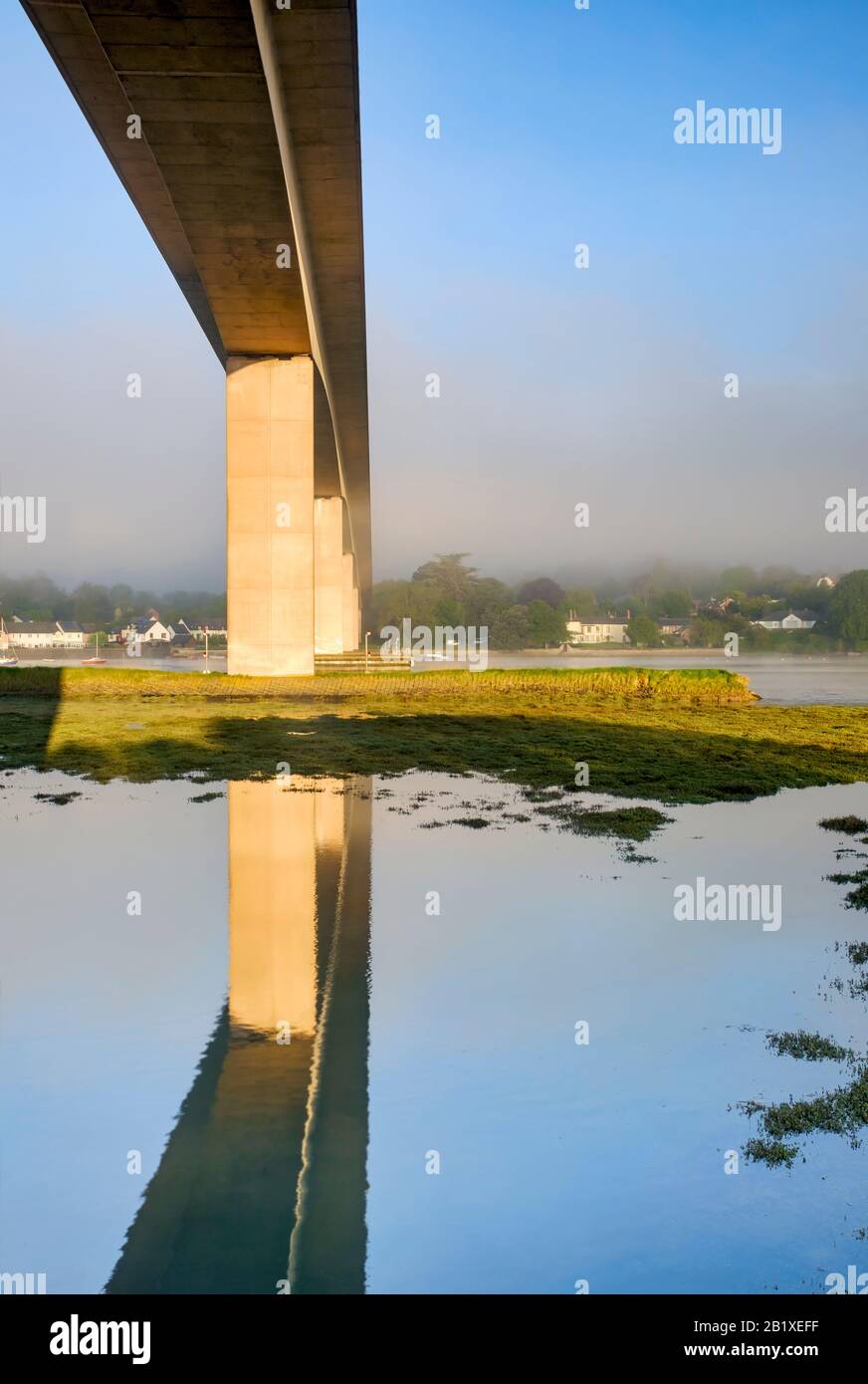 Vue sur le pont de Torridge depuis les rives de la rivière Torridge avec des bateaux amarrés et vue sur la rivière, les rives de sable. Banque D'Images