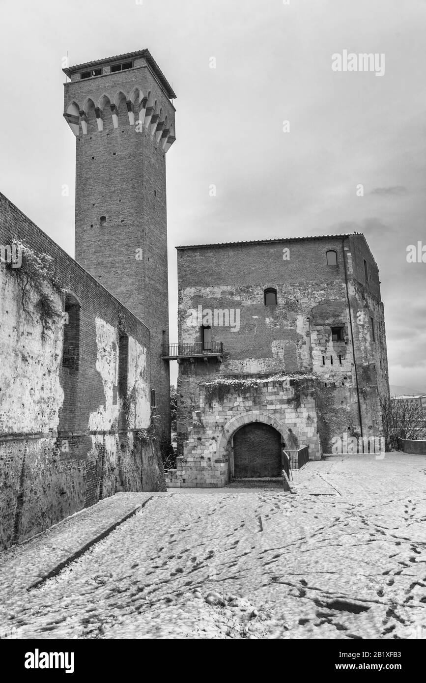 Citadelle médiévale de Pise après une tempête de neige, Toscane - Italie. Banque D'Images