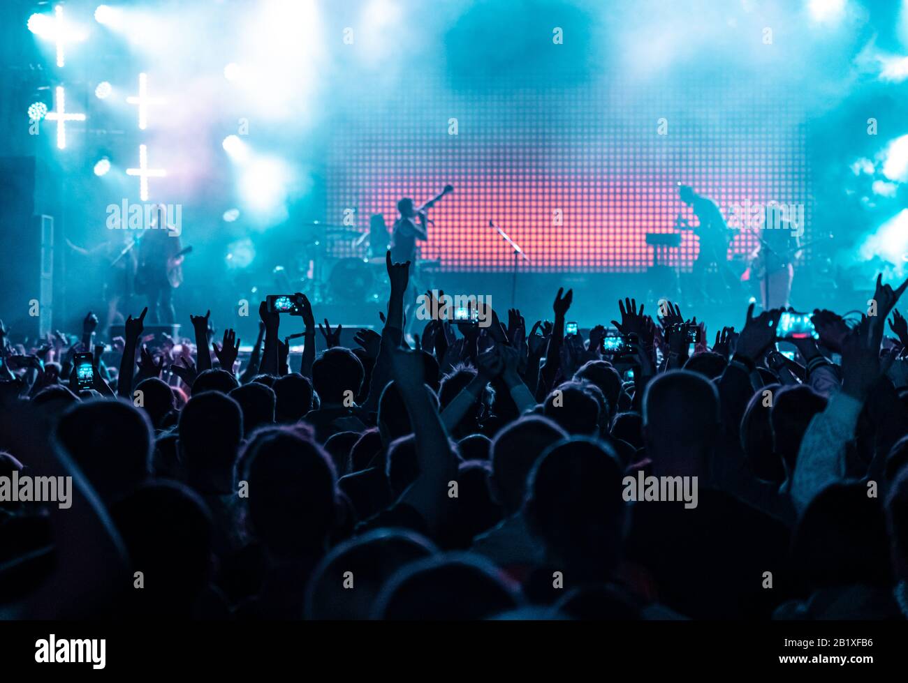 Public foule les gens se lever les mains profiter de la musique live festival concert événement. Banque D'Images