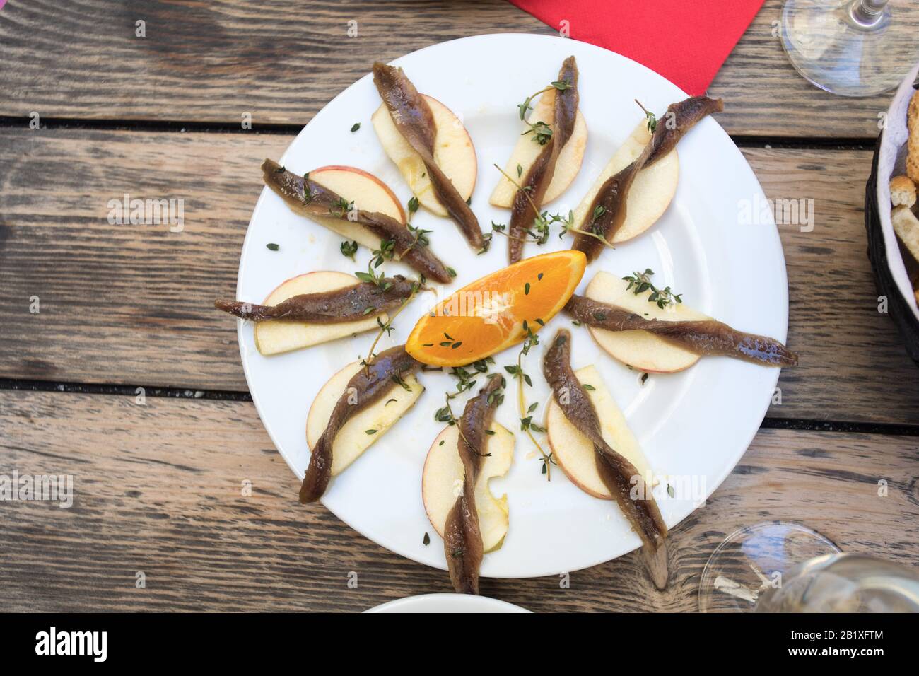 Nourriture traditionnelle de la mer de Lisbonne : les Jardins, les anchois, les poulpes et la viande séchée de thon servis comme tapas sur le marché du poisson. Banque D'Images