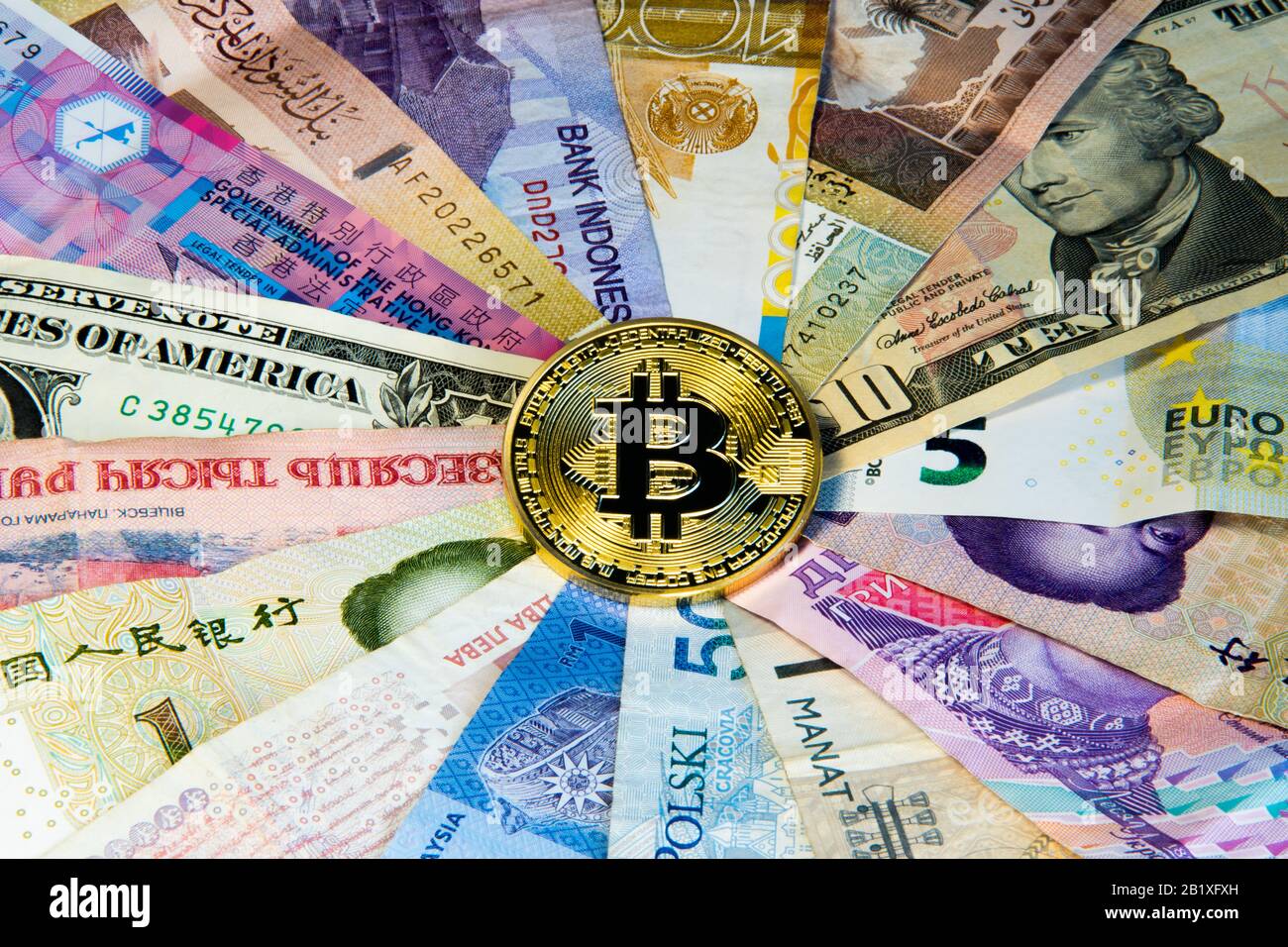 Image conceptuelle de Cryptocurrency de l'internationalisme et de la sécurité des bitcoin. Monnaie de sécurité bitcoin monnaie physique bitcoin sur les billets de différentes pièces Banque D'Images