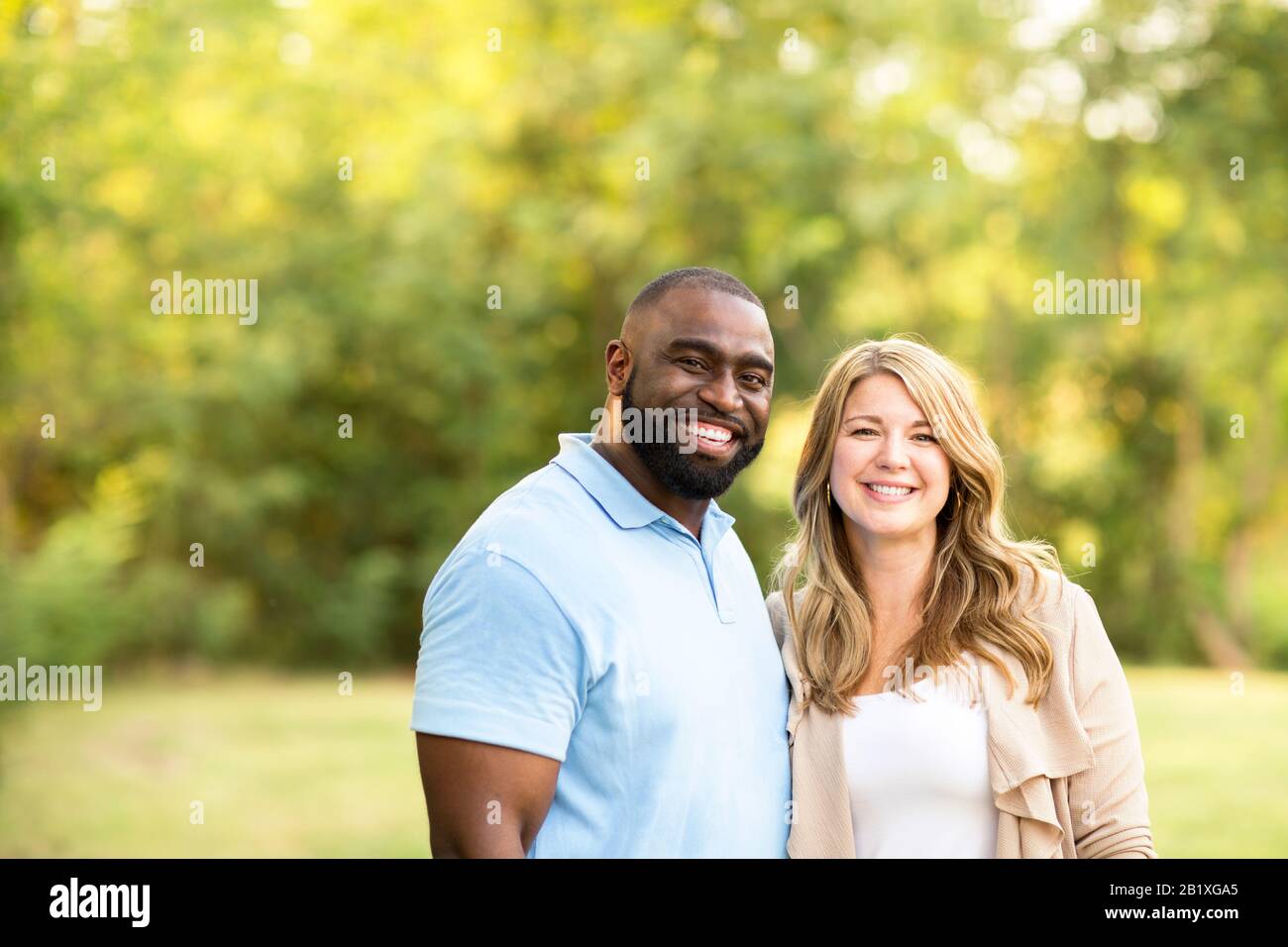 Aimer mixed race couple hugging and laughing. Banque D'Images