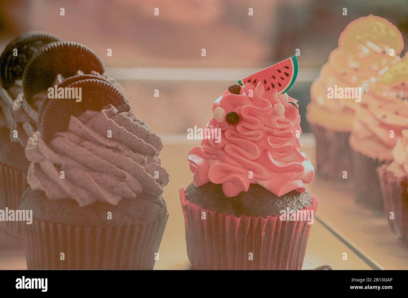Joli dessert à motif cupcake sur le thème de l'été tourné dans des tons pastel doux pour créer un look inspiré de l'anime Banque D'Images Joli dessert à motif cupcake sur le thème de l'été tourné dans des tons pastel doux pour créer un look inspiré de l'anime Banque D'Images