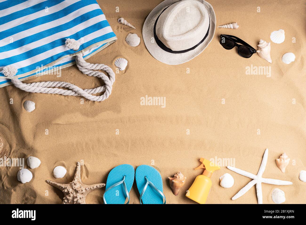 Accessoires De Voyage Pour Bains De Soleil Sur Sandy Sunny Beach Banque D'Images