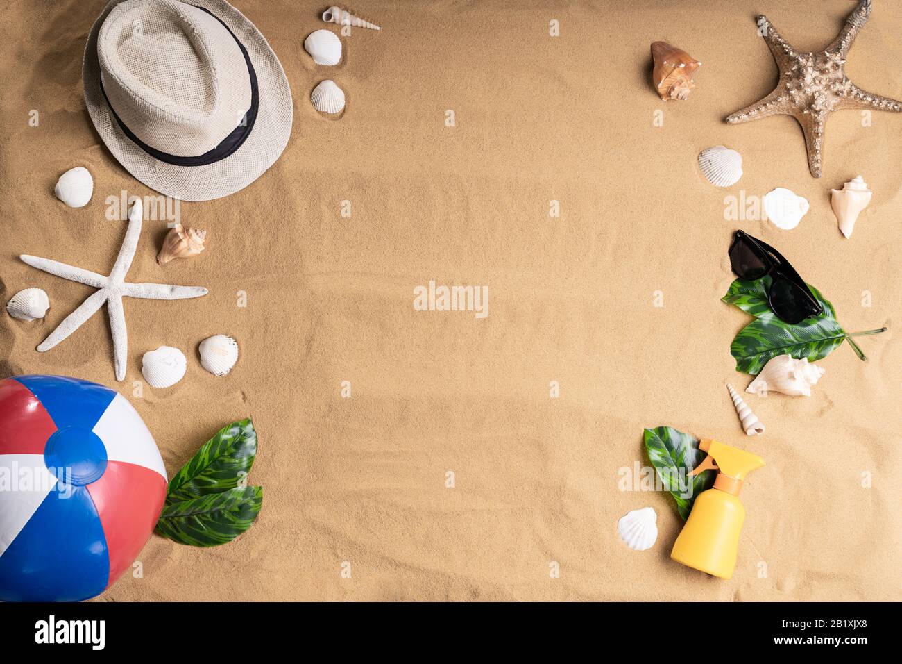 Accessoires De Voyage Pour Bains De Soleil Sur Sandy Sunny Beach Banque D'Images