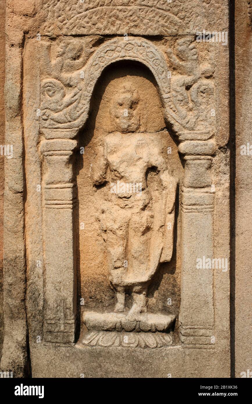 Grottes d'Ajanta, Aurangabad, Maharashtra, Inde Cave No 9, Bouddha debout dans une niche avec des figures volantes à l'extrémité supérieure, mur droit. Banque D'Images