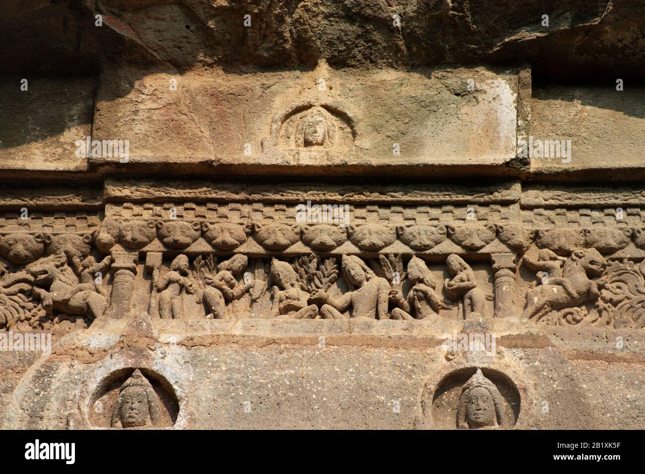 Les grottes d'Ajanta, Aurangabad, Maharashtra, Inde Cave No. 1- Roi profitant de la vie de cour. Banque D'Images