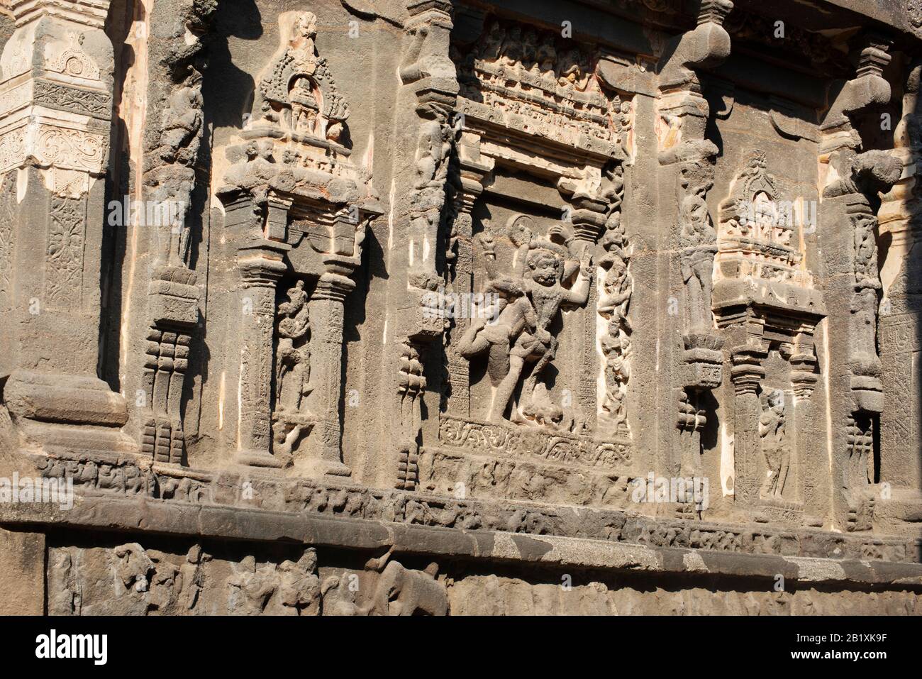 Grottes d'Ellora, Aurangabad, Maharashtra, Inde temple de caverne de roche no 16 (Kailasa) côté sud, montrant Ugra Narasimha et Hiranyakashpa. Banque D'Images
