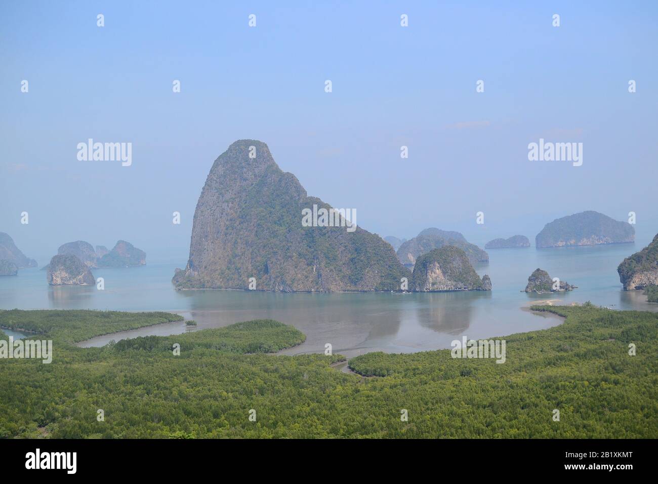 Vue sur les montagnes, la mer, la mangrove et le ciel bleu. Samet Nang She Viewpoint Situé À Phanga, Thaïlande. Paysage tropical de l'océan. Banque D'Images