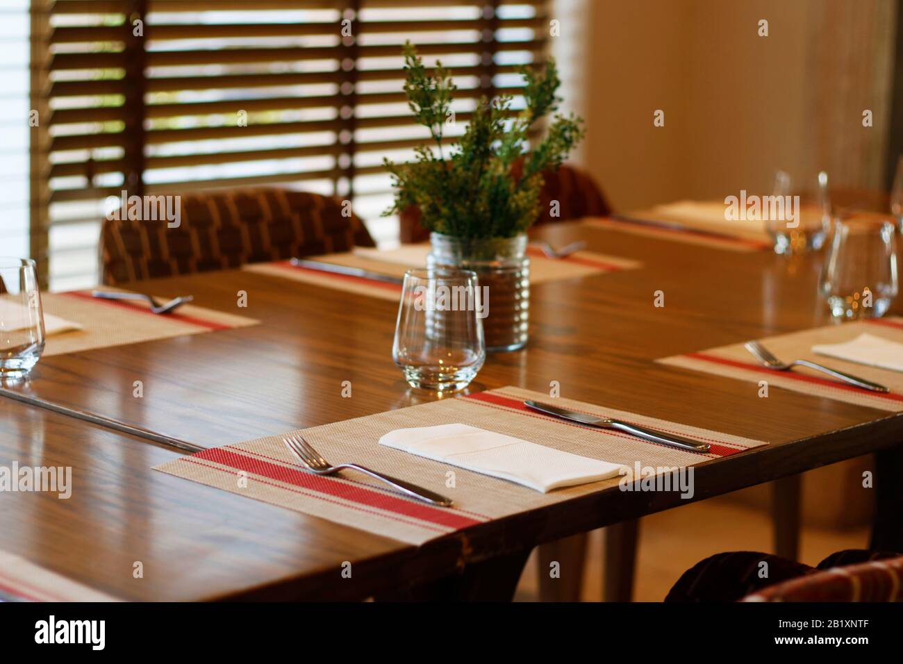 table de restaurant décontractée, avec therm de couleur marron foncé Banque D'Images