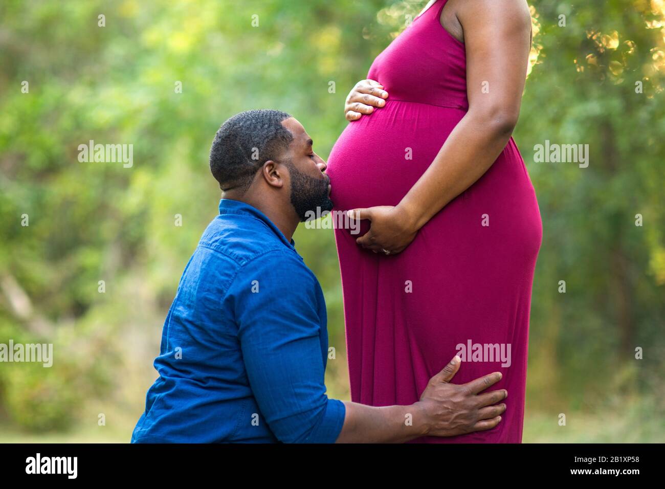 Portrait of a happy pregnant African American couple. Banque D'Images
