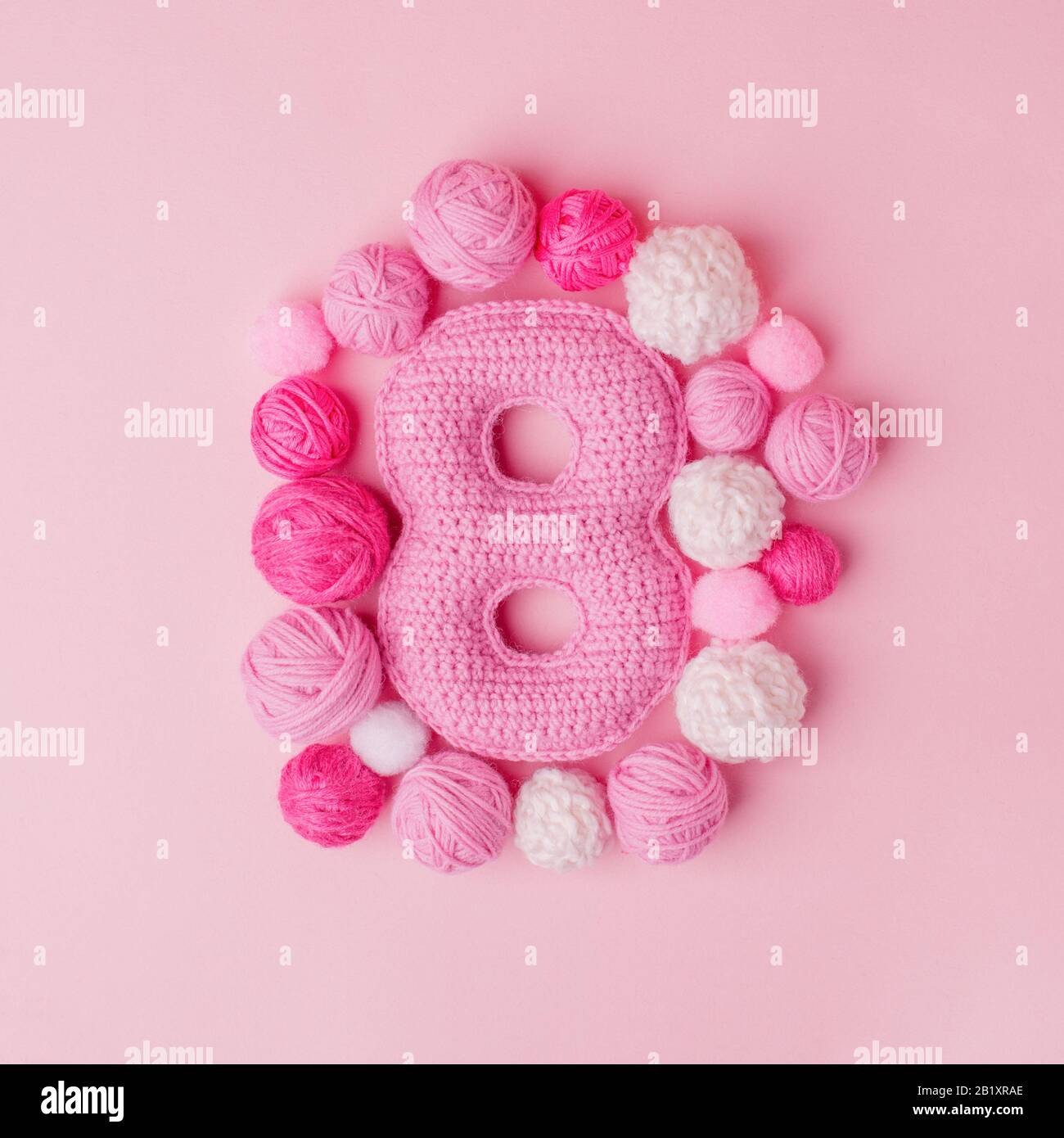 8 Mars carte de fête des femmes avec le numéro huit de maille de crochetage, hobby handcraft concept fait main de félicitations, idée rose pour la jeune fille d'anniversaire heureuse Banque D'Images