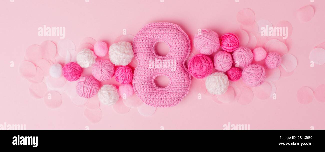 8 Mars carte de fête des femmes avec le numéro huit de maille de crochetage, hobby handcraft concept fait main de félicitations, idée rose pour la jeune fille d'anniversaire heureuse Banque D'Images