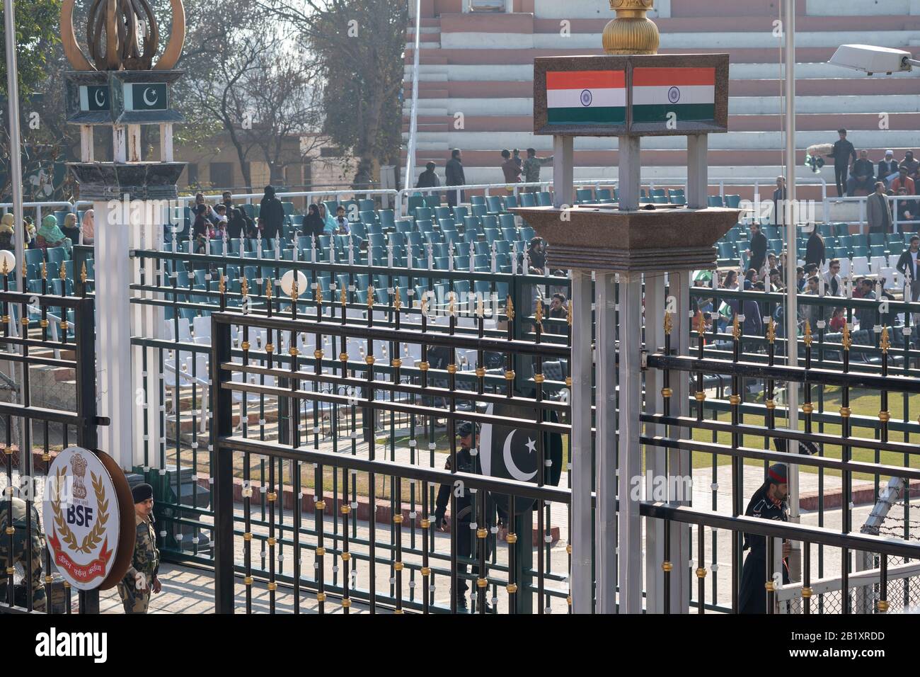 Attari, Inde - février 8, 2020 : fermeture des portes frontalières du Pakistan pour la journée à la cérémonie de clôture de la frontière de Wagah avec le Pakistan Banque D'Images