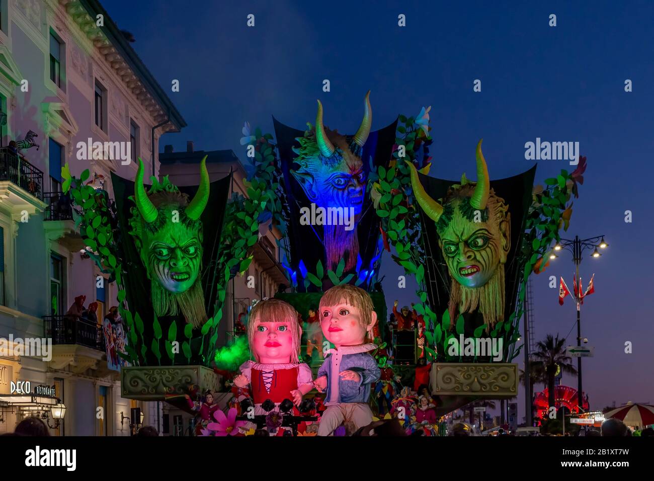 Le flotteur allégorique appelé "Giu" le mani" lors du défilé du soir du Carnaval de Viareggio, Italie Banque D'Images