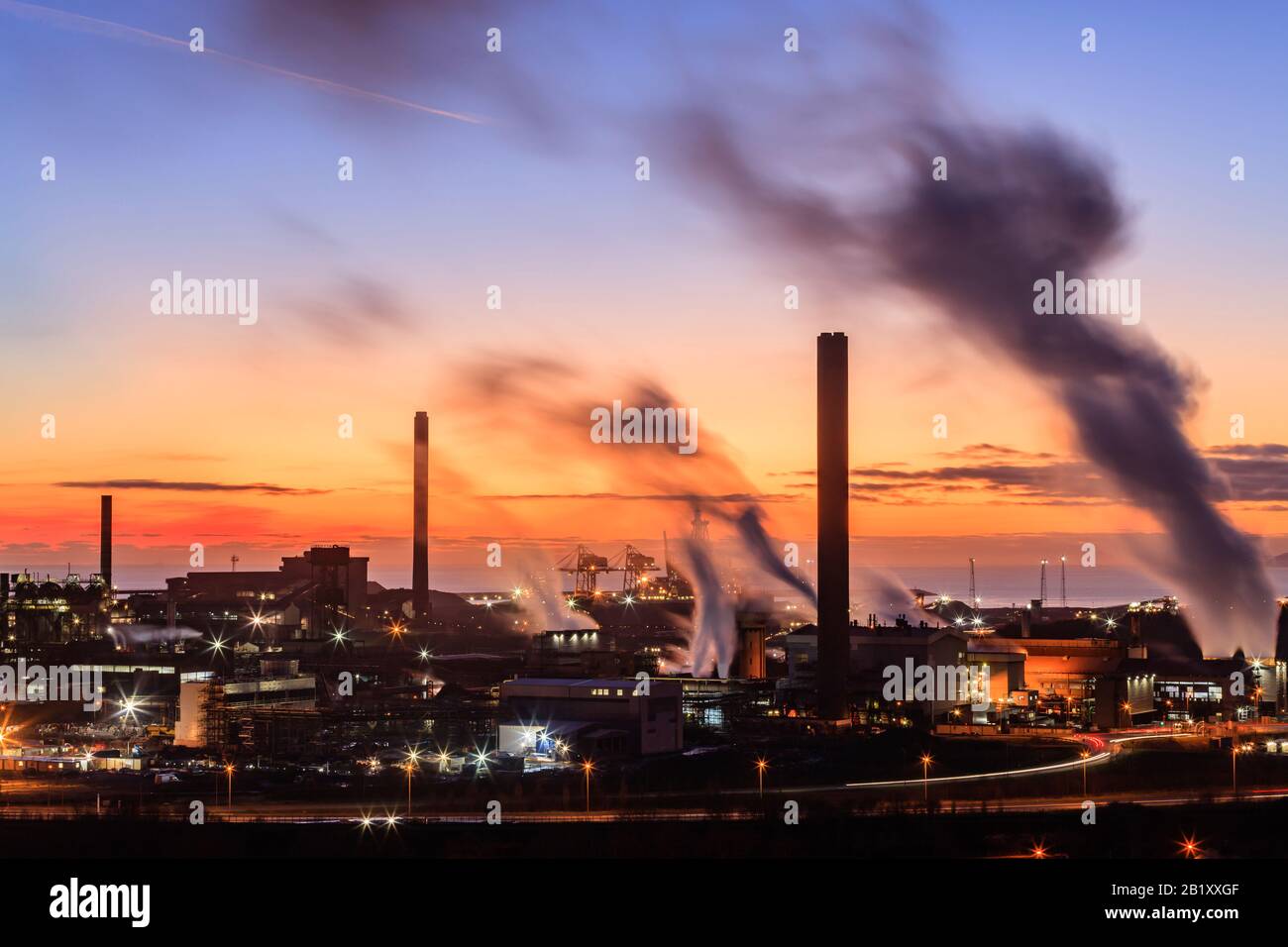 Aperçu de Port Talbot aciéries émettant des nuages de vapeur dans la lumière du soir Port Talbot Swansea Glamourgan Pays de Galles Banque D'Images