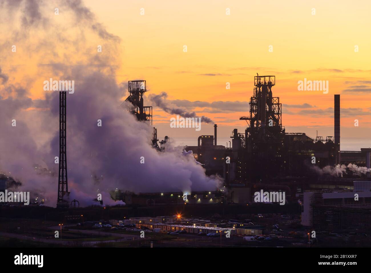 Port Talbot aciéries émettant des nuages de vapeur dans la lumière du soir Port Talbot Swansea Glamourgan Pays de Galles Banque D'Images
