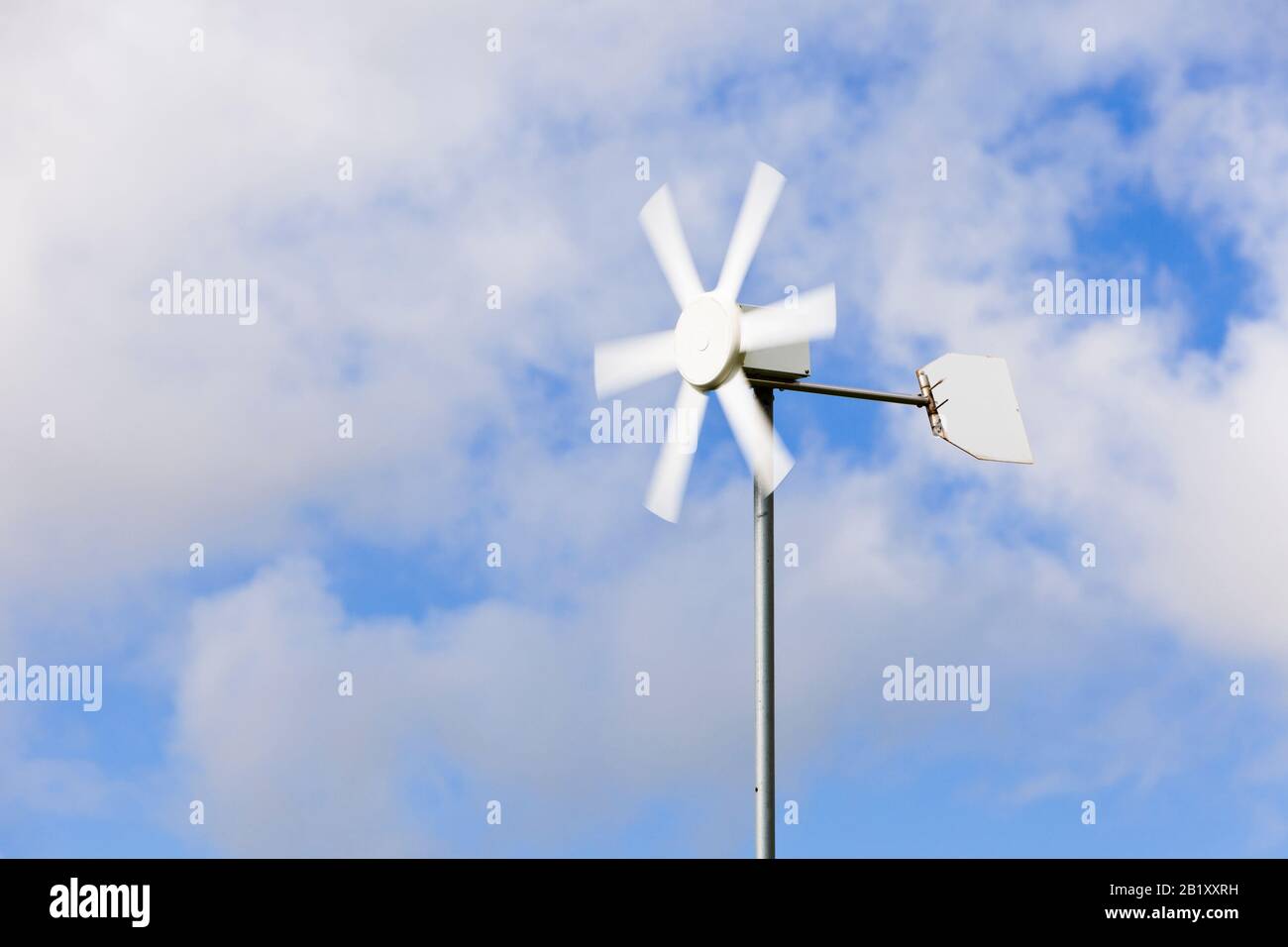 Petite éolienne domestique contre un ciel bleu, Angleterre Royaume-Uni Banque D'Images