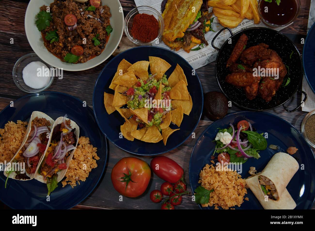 cuisine saine et ethnique servie avec des saveurs internationales et un design minimaliste. Cuisine et produits méditerranéens Banque D'Images