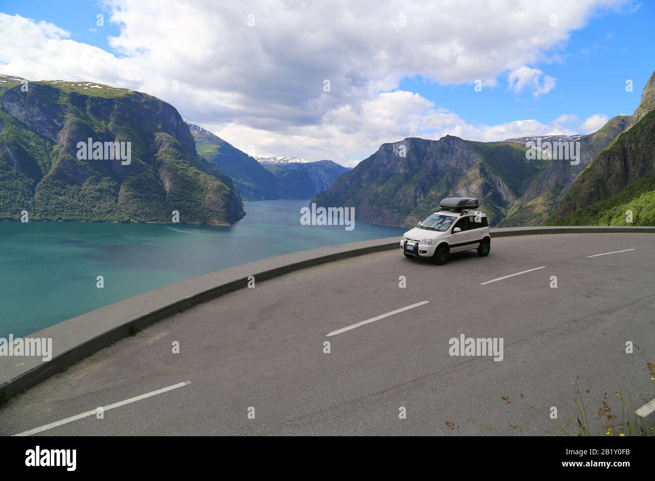 Fiat Panda 4x4 avec Sognefjord en arrière-plan Banque D'Images