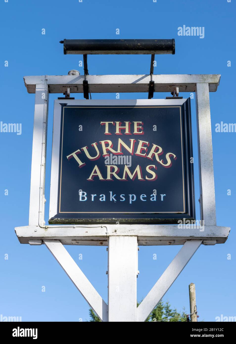 Panneau de pub suspendu à la maison publique Ye Old Turner's Arms, West End Road, Mortimer, Berkshire, Angleterre. Banque D'Images