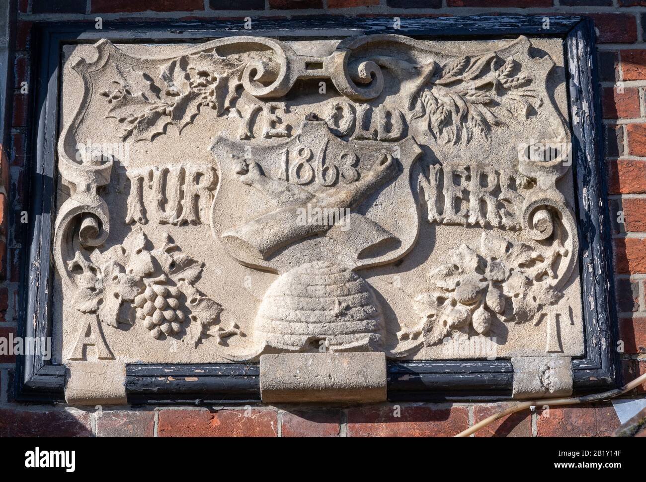 Plaque sculptée en pierre datant de 1863 à la maison publique Ye Old Turner Arms, West End Road, Mortimer, Berkshire, Angleterre. Banque D'Images