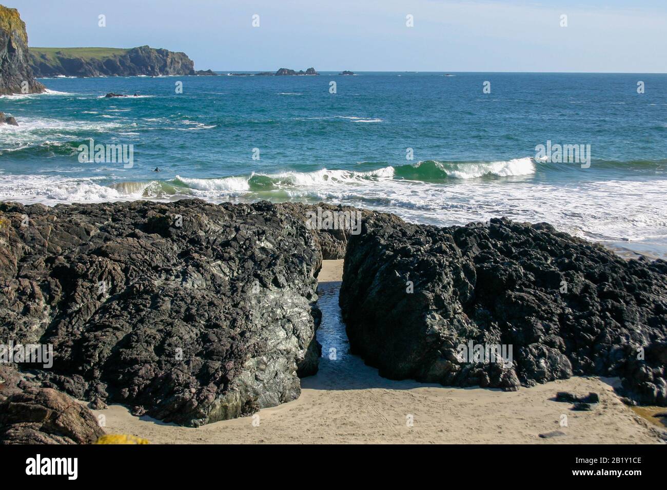 Formations rocheuses de serpentine sur la plage de Kynance crique, Cornwall, Angleterre Banque D'Images