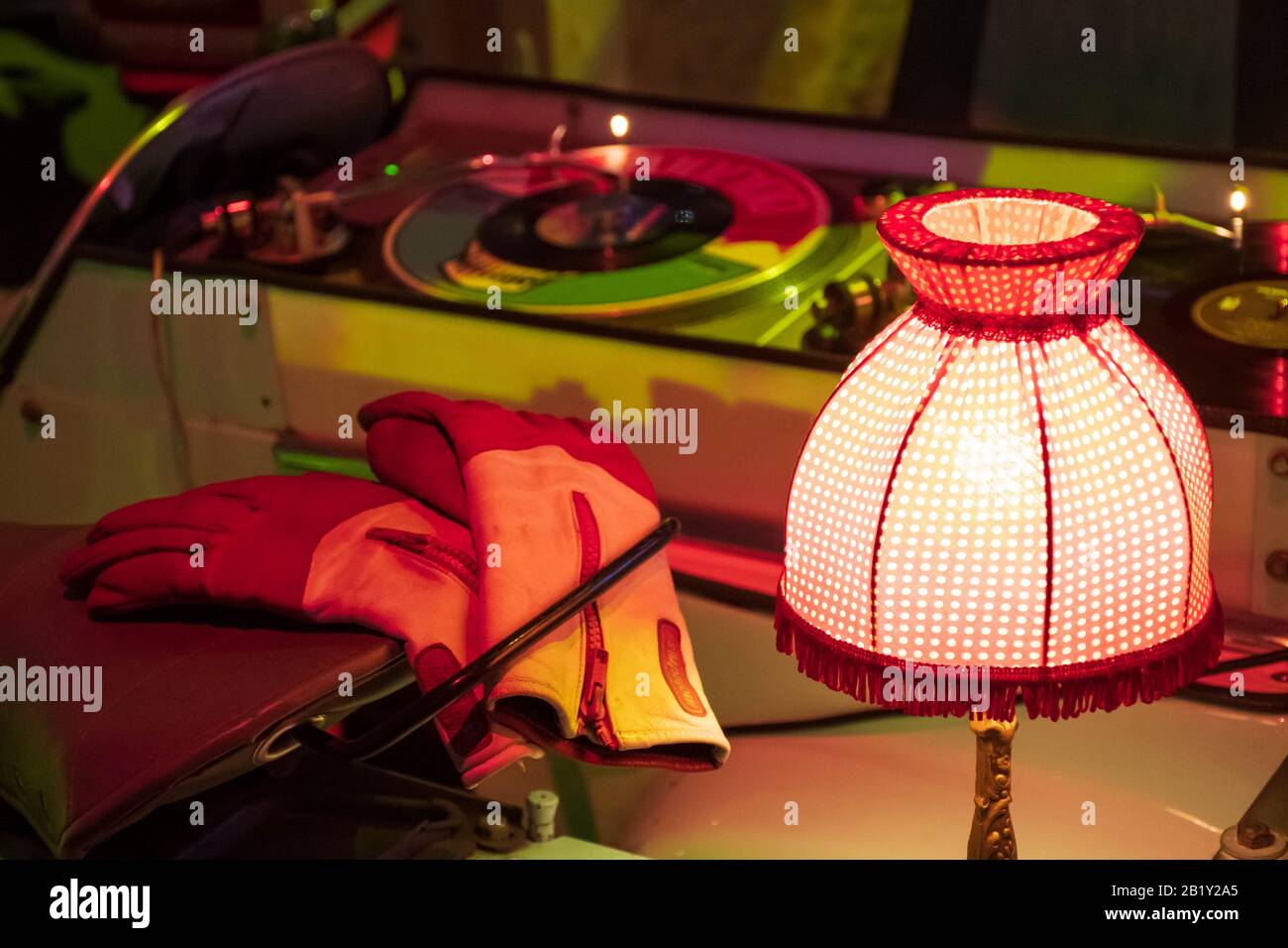 DJ set, console deejay et équipement sonore pour vinyles à la discothèque ou festival de musique lampe et gants blancs, style rétro vinyls joueur et mode Banque D'Images