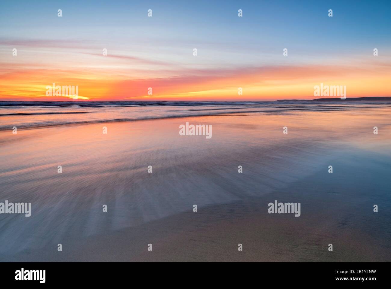 Coucher de soleil sur le Devon du Nord, ciel spectaculaire, littoral, plage, reflets de sable, littoral, romantique, magnifique, paisible, calme, tranquillité, Sud-Ouest, Royaume-Uni Banque D'Images