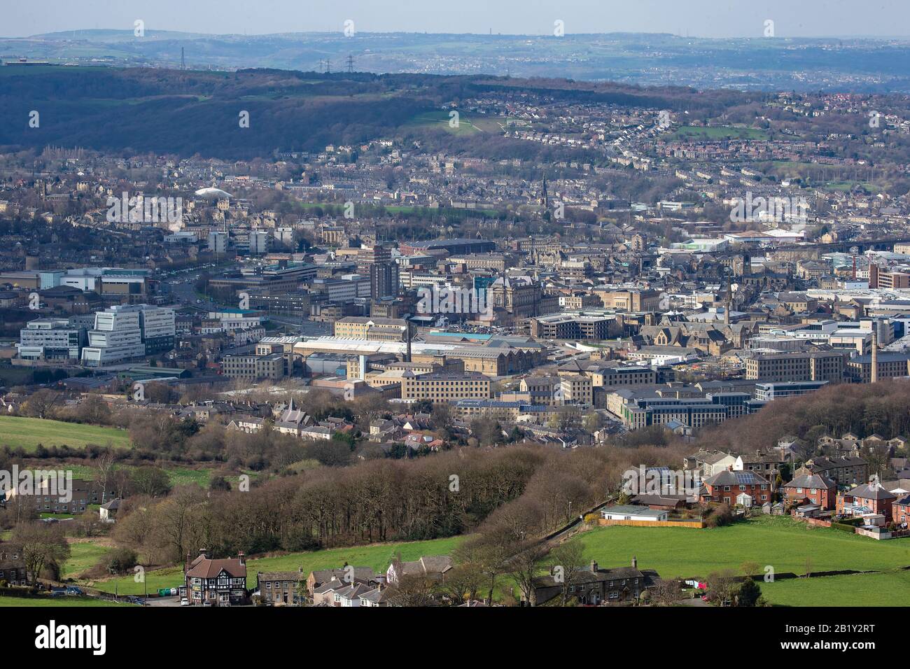 Une vue aérienne De Huddersfield une grande ville de marché dans le West Yorkshire au pied de la chaîne de montagnes Pennine où se rencontrent le Colne et Holme. Banque D'Images
