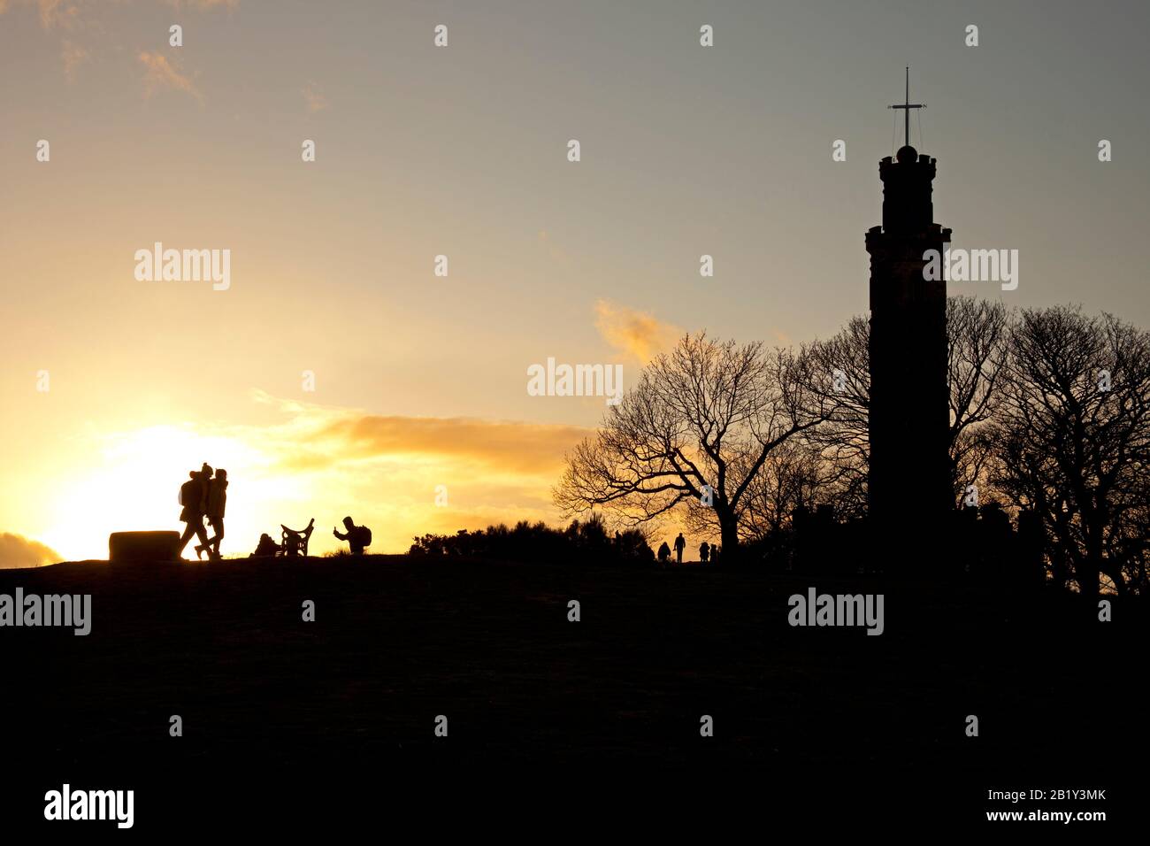 Silhouette, touristes sur Calton Hill avec le monument Nelson sur la droite, Edimbourg, Ecosse, Royaume-Uni Banque D'Images