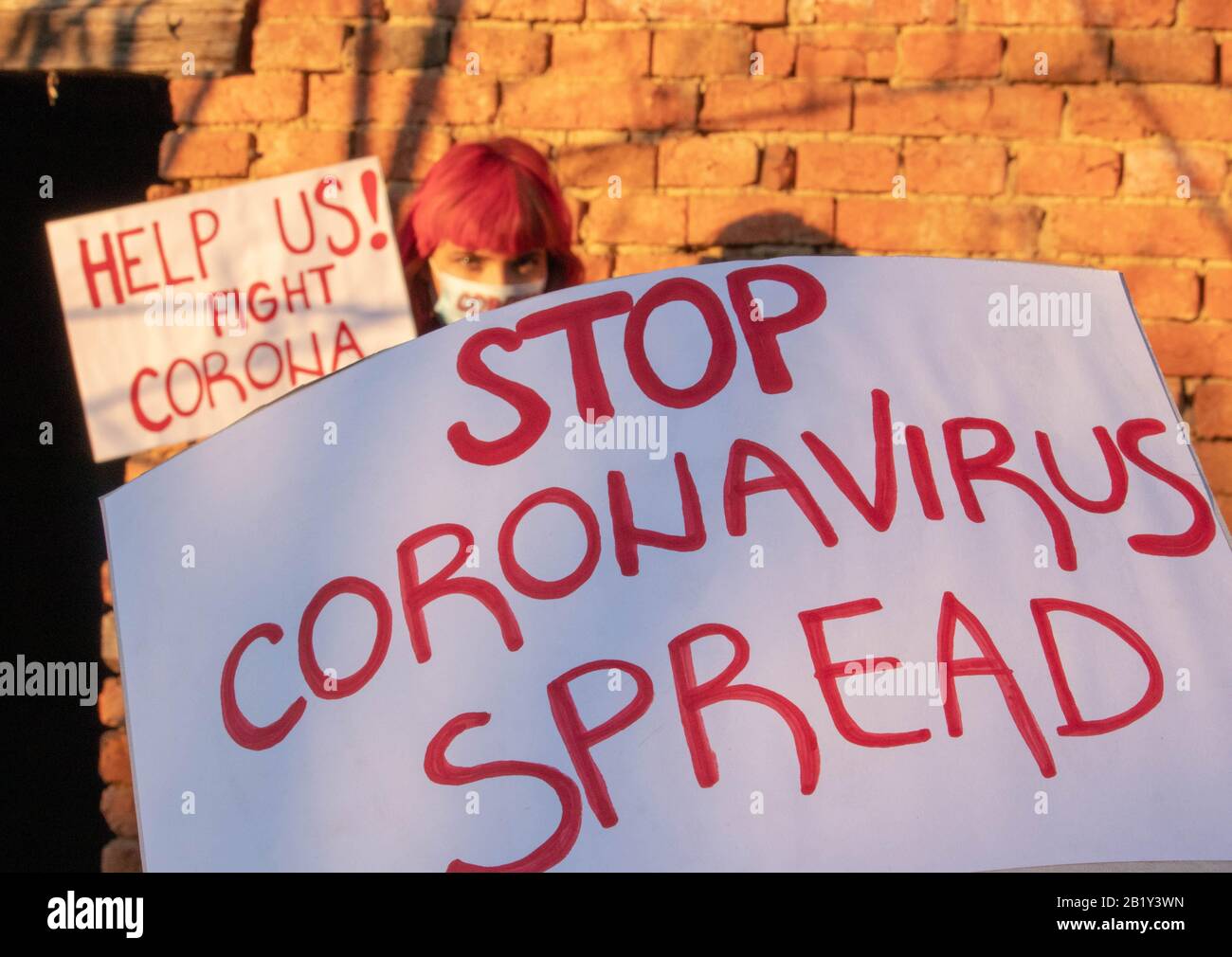 ARRÊTER CORONA SPRED BANNER. Les jeunes protestent contre le virus Corona. Pandémique mondiale du coronavirus. Banque D'Images