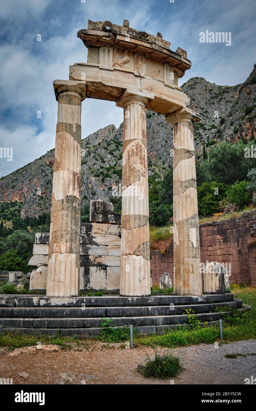 Les ruines du temple Athena Pronoia dans l'ancienne ville de Delphes, Grèce Banque D'Images