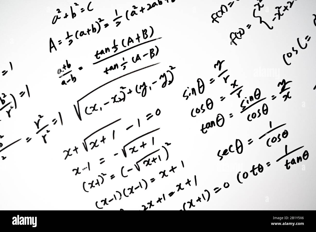 Une note pleine de formules mathématiques. Concept d'éducation Banque D'Images