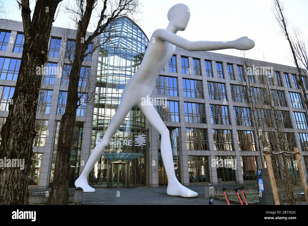 Homme de marche, sculpture devant le siège social, basé à Muenchen  Schwabing. Bâtiment, entrée, figure. Conférence de presse annuelle de  Munich RE le 28 février 2020: Munich Re Group, réassurance. ? Sven