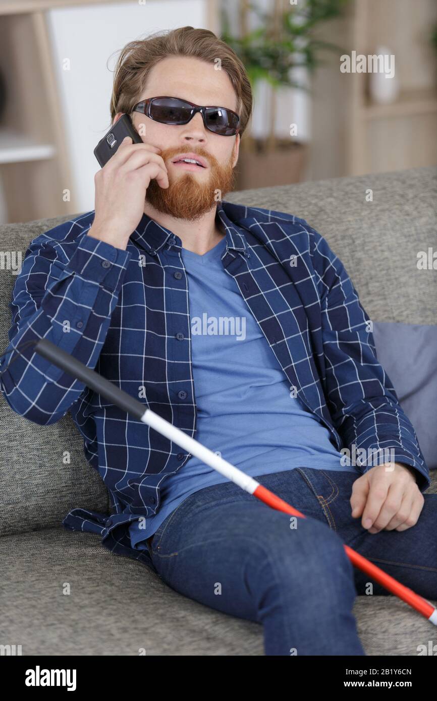 homme aveugle handicapé à l'aide d'un assistant numérique sur téléphone mobile Banque D'Images