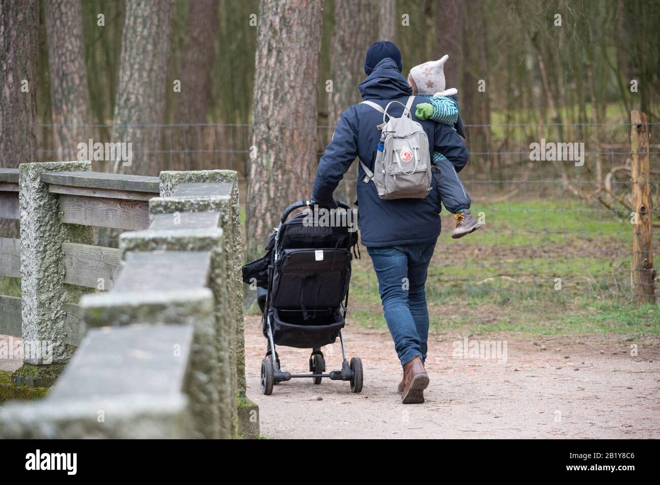 Hambourg, Allemagne. 27 février 2020. Un père marche avec son tout-petit dans ses bras et un bébé à travers la réserve de jeu à Klövensteen. Crédit: Jonas Walzberg/Dpa/Alay Live News Banque D'Images