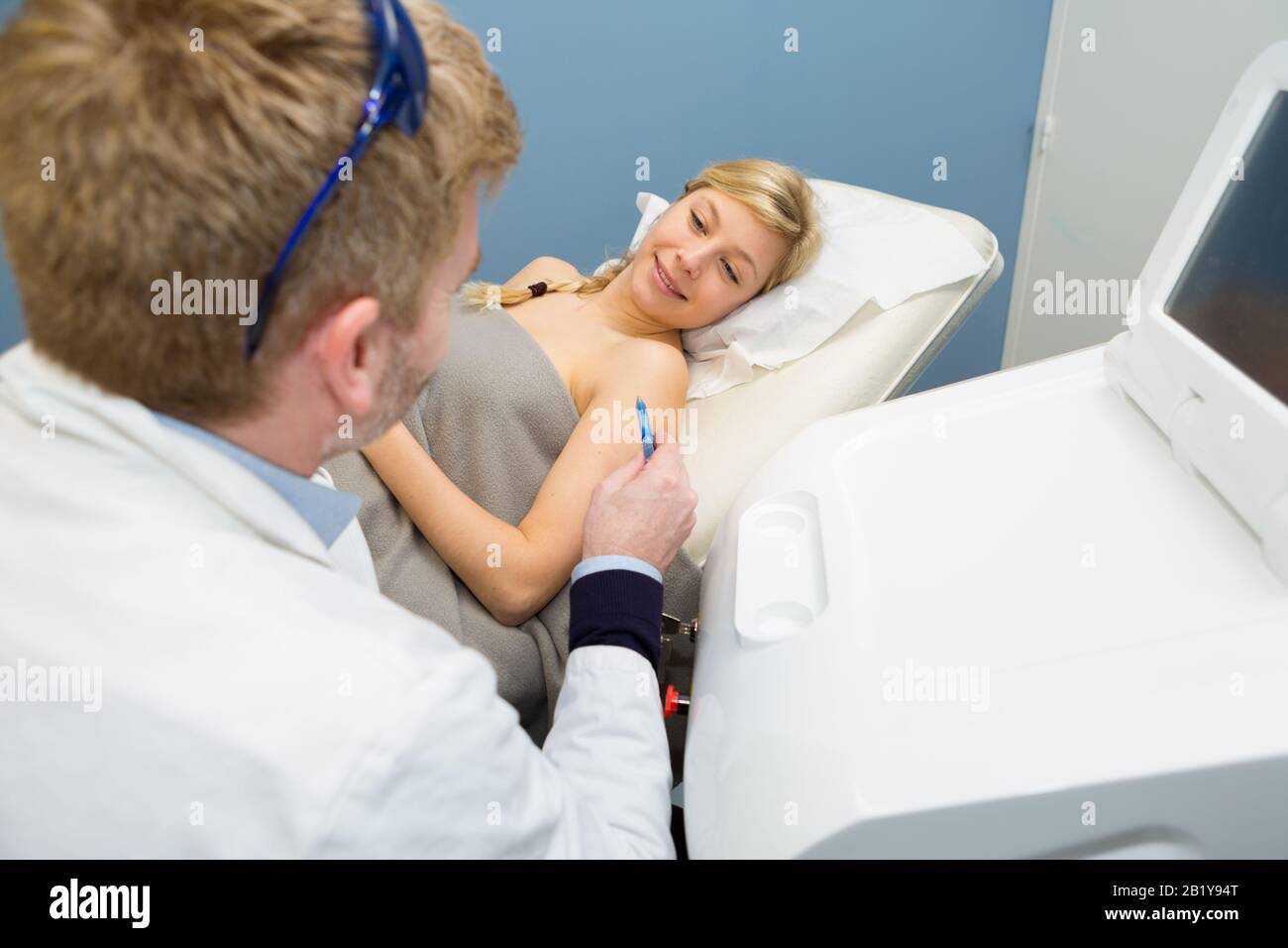 médecin avant d'injecter le vaccin à la jeune femme Banque D'Images