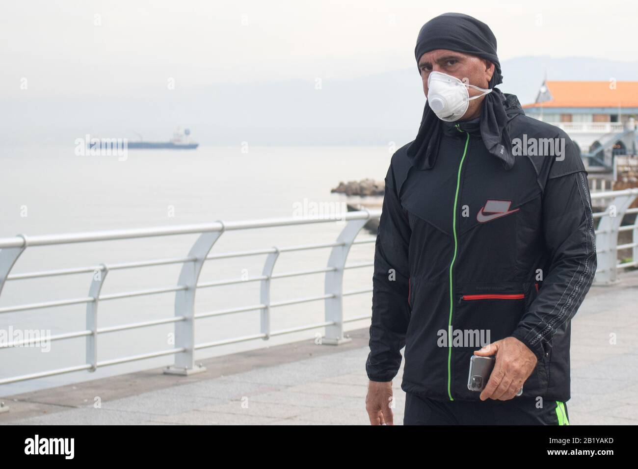 Beyrouth, Liban. 28 février 2020: Un homme marchant le long du front de mer de Beyrouth à Beyrouth portant un masque protecteur contre le coronavirus covid 19. Le ministère des transports a annoncé que le Liban a interrompu les vols pour les non-résidents en provenance de pays aux flambées de coronavirus, notamment la Chine, l'Iran, l'Italie et la Corée du Sud. Crédit: Amer ghazzal/Alay Live News Banque D'Images