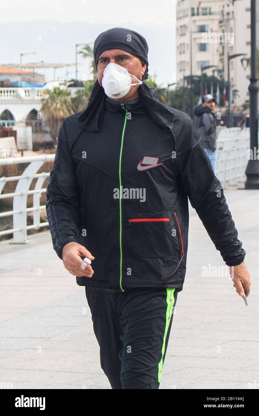 Beyrouth, Liban. 28 février 2020: Un homme marchant le long du front de mer de Beyrouth à Beyrouth portant un masque protecteur contre le coronavirus covid 19. Le ministère des transports a annoncé que le Liban a interrompu les vols pour les non-résidents en provenance de pays aux flambées de coronavirus, notamment la Chine, l'Iran, l'Italie et la Corée du Sud. Crédit: Amer ghazzal/Alay Live News Banque D'Images