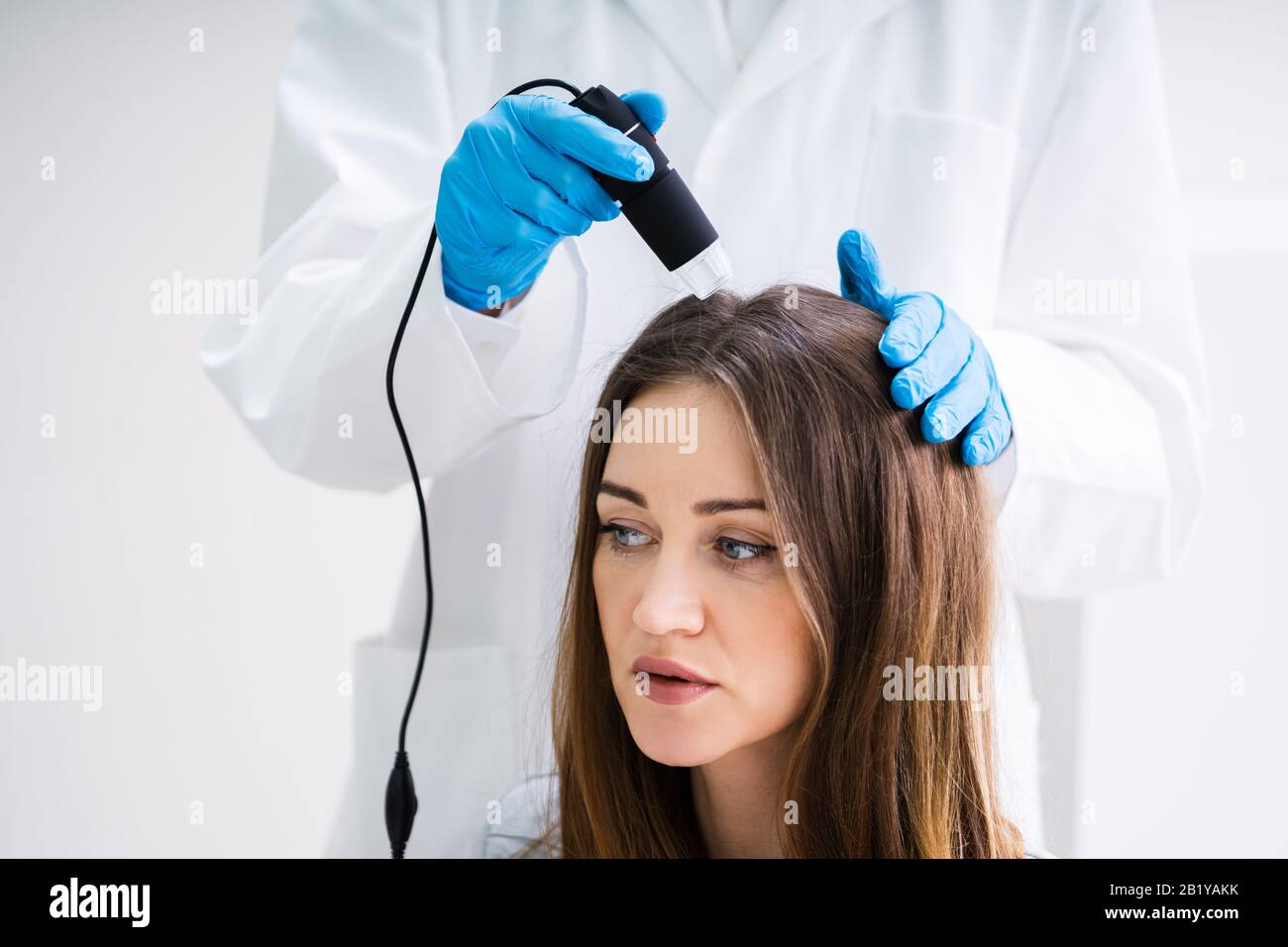 Close-up de l'aide de dermatologues Trichoscope pour sa Clinique de traitement Chute des cheveux Banque D'Images Close-up de l'aide de dermatologues Trichoscope pour sa Clinique de traitement Chute des cheveux Banque D'Images